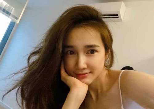 Nhã Phương than thở mất ngủ và tung ảnh đầu tóc bơ phờ, ai dè nhan sắc đời thường của mẹ một con lại "hớp hồn" netizen