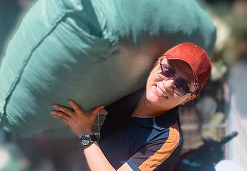 MC Đại Nghĩa phát gạo cho người dân nghèo giữa dịch bệnh và hạn mặn kéo dài