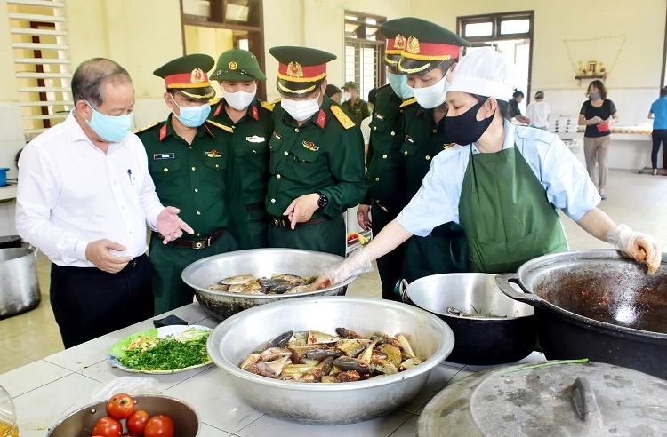 Chủ tịch UBND tỉnh Thừa Thiên Huế kiểm tra bữa ăn tại các khu cách ly