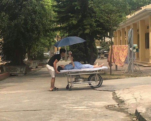 Chồng đẩy xe cáng đưa vợ bầu vào viện, nhưng điều này mới khiến nhiều người bất ngờ