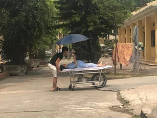 Chồng đẩy xe cáng đưa vợ bầu vào viện, nhưng điều này mới khiến nhiều người bất ngờ