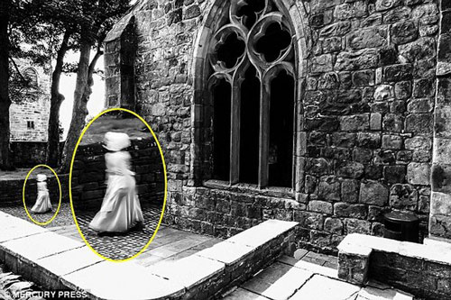 Kinh hãi trước hình ảnh chụp được 'hồn ma" trong lâu đài cổ