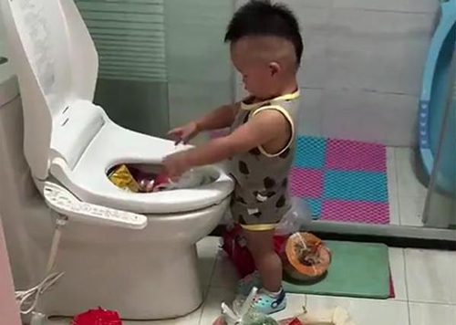 Thấy mẹ ngủ thiếp vì mệt, bé trai tự giác mang đồ ăn đi rửa giúp và cái kết "sang chấn tâm lý"