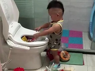 Thấy mẹ ngủ thiếp vì mệt, bé trai tự giác mang đồ ăn đi rửa giúp và cái kết "sang chấn tâm lý"
