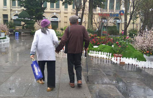 "Tan chảy" với khoảnh khắc cụ ông nắm tay cụ bà trên phố nhưng câu nói của người chứng kiến mới gây chú ý