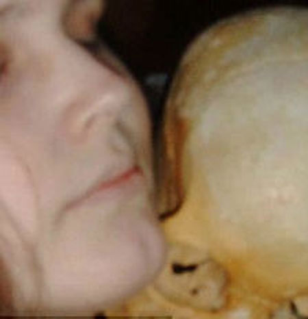 Người phụ nữ có sở thích ôm ấp và “lên giường” với xác chết 