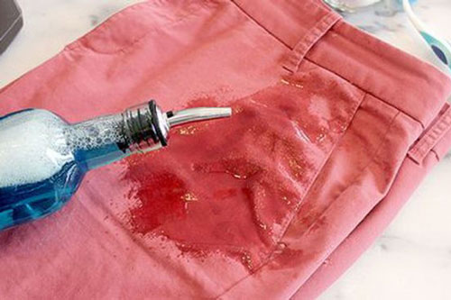  Mẹo loại bỏ vết dầu nhớt trên quần áo "trong tích tắc"