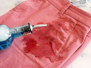 Mẹo loại bỏ vết dầu nhớt trên quần áo "trong tích tắc"