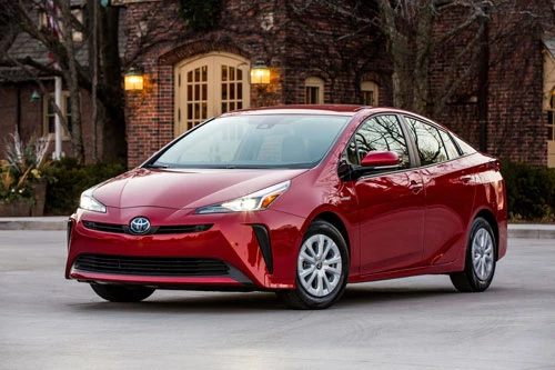 7. Toyota Prius (doanh số: 9.717 chiếc).