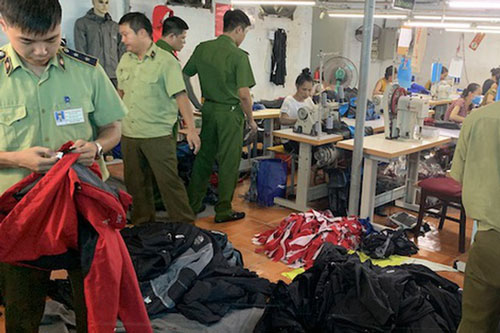 Hà Nội: Nữ chủ xưởng làm giả quần áo hàng hiệu trị giá 10 tỷ đồng