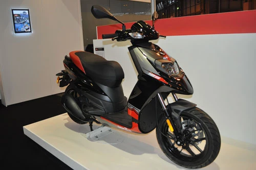 Aprilia SR Motard 125.