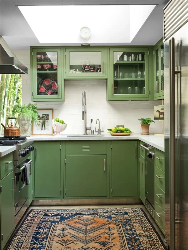 Dakota sơn tủ bếp màu xanh. Cô thích nấu nướng và mê sưu tập bát đĩa.