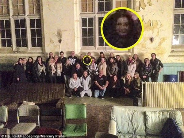Bức ảnh nhóm khách tham qua bệnh viện bị ma ám cùng bóng ma xuất hiện giữa bức ảnh