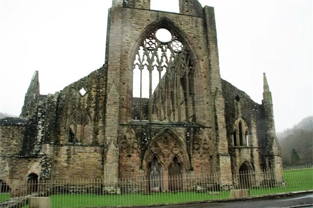 Tàn tích của tu viện cổ xứ Wales