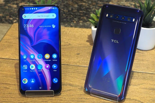 “Trái tim” của TCL 10 5G là vi xử lý Qualcomm Snapdragon 765G (7nm) lõi 8 với tốc độ tối đa 2,4 GHz, GPU Adreno 620. RAM 6 GB/ROM 128 GB, có khay cắm thẻ microSD với dung lượng tối đa 1 TB. Hệ điều hành Android 10.0; Giao diện người dùng TCL UI.