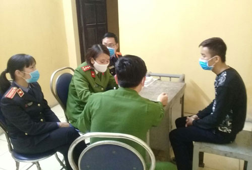 Hải Phòng: Bị yêu cầu dừng xe đo thân nhiệt, tông thẳng xe máy vào công an