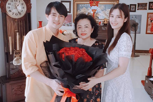 Đông Nhi lần đầu xuất hiện sau nghi vấn "dao kéo", chiếc mũi tiếp tục bị "soi"