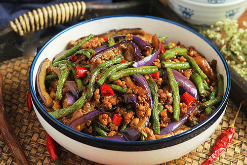 Cách làm món thịt băm xào cà tím thơm ngon, giúp cả nhà tăng cường sức khỏe mùa dịch