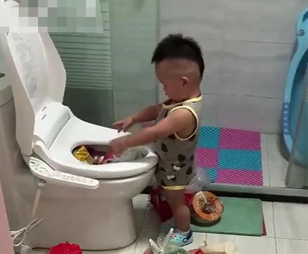 Cậu bé rửa đồ ăn giúp mẹ và cái kết bất ngờ.