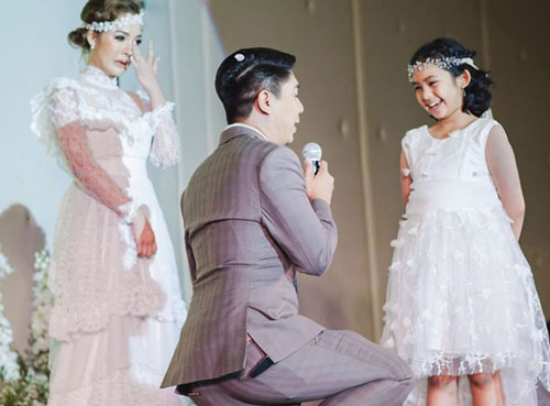 Đang tổ chức hôn lễ, chú rể bất ngờ quỳ gối trước một cô gái khác khiến cô dâu bật khóc