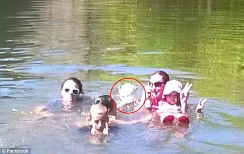 Kinh hãi phát hiện "bóng ma 100 tuổi" khi đi bơi?