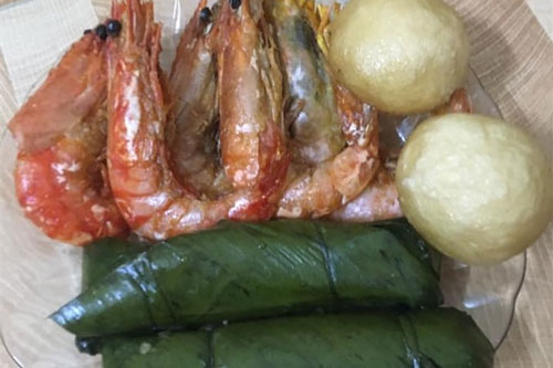 Lên mạng khoe được mẹ người yêu đi ăn cỗ lấy phần cho, cô gái nhận "mưa chỉ trích" vì chi tiết này