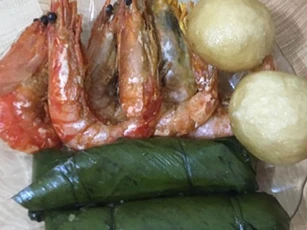 Lên mạng khoe được mẹ người yêu đi ăn cỗ lấy phần cho, cô gái nhận "mưa chỉ trích" vì chi tiết này