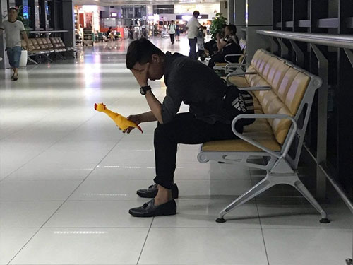 Chia tay bạn gái, chàng trai mua vé bay từ Hà Nội vào Đà Nẵng chỉ để trả lại thứ này