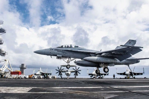 Theo Defence-blog, Hải quân Mỹ vừa đưa vào biên chế phi đội tiêm kích trên hạm F/A-18F Super Hornet đầu tiên trong số 300 chiếc sẽ được nâng cấp lên tiêu chuẩn Super Hornet SLM, còn gọi là block 3.
