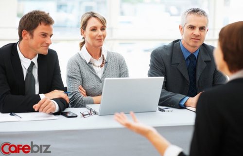 Nhà tuyển dụng hỏi: "Dưới đất có một tờ 10 nghìn và một tờ 100 nghìn, bạn sẽ nhặt tờ nào?" Cô gái trả lời khôn khéo lập tức được nhận việc