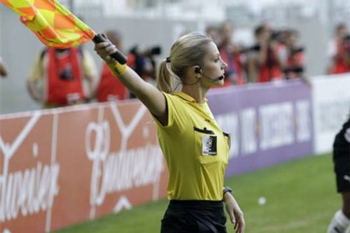 Nữ trọng tài xinh đẹp liên tục gặp những lời đề nghị khiếm nhã