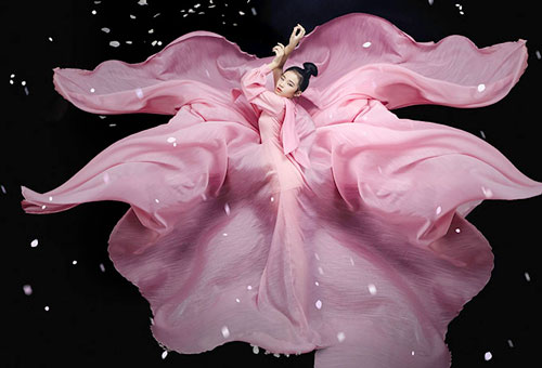 Mẫu nhí 11 tuổi Bảo Hà tạo dáng với váy dạ hội