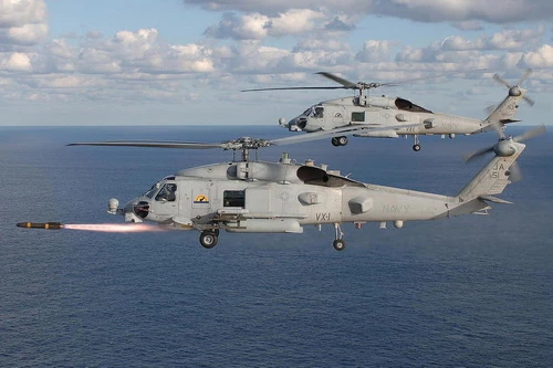 Trực thăng đa dụng MH-60R Seahawk đang phóng tên lửa AGM-114 Hellfire. Ảnh: TsAMTO.
