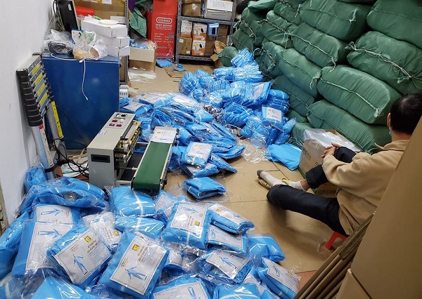 Hà Nội: Phát hiện lượng lớn quần áo bảo hộ y tế có dấu hiệu làm giả