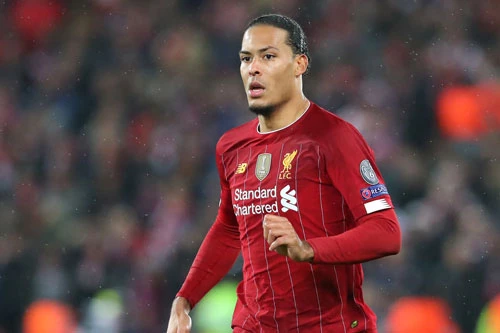 Trung vệ: Virgil van Dijk (Liverpool).