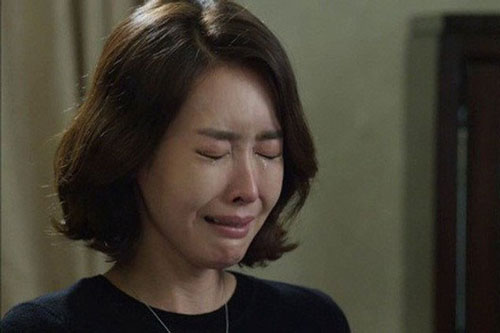 Vội lấy chồng vì lo ế tôi đau đớn khi biết mình chỉ là "máy đẻ thuê"