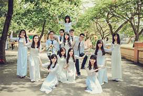 Được người yêu mời đến chụp ảnh kỷ yếu, anh chàng bất ngờ phát hiện bị "cắm sừng" chỉ nhờ điều này