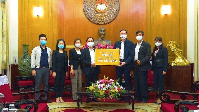 Đại diện Tập đoàn Mường Thanh trao tượng trưng ủng hộ 100 tấn gạo phòng dịch