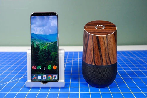 Thay vì phải mua loa Google Home, bạn có thể kết hợp smartphone cũ và loa không dây bất kỳ. Ảnh: Cnet.