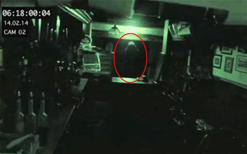 Bóng người mờ ảo trong quán rượu cổ ở Anh