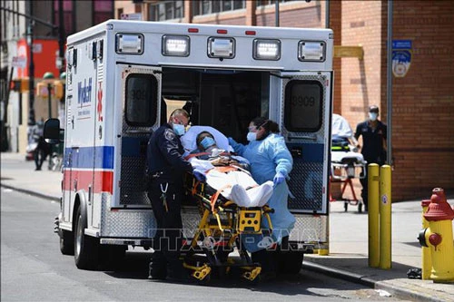Nhân viên y tế chuyển nạn nhân nhiễm COVID-19 tới bệnh viện ở Brooklyn, New York, Mỹ, ngày 7/4. Ảnh: AFP/TTXVN
