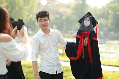 Người yêu bận không đến chụp ảnh kỷ yếu cùng, nam sinh nghĩ ra "chiêu độc" khiến nhiều người bái phục