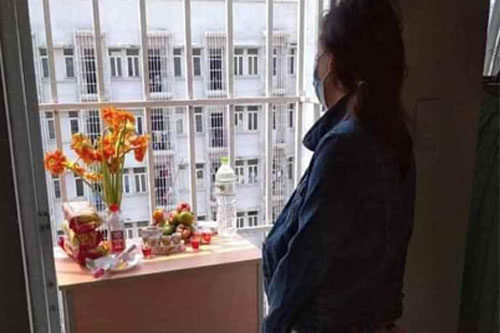 Chồng mất tại quê nhà, vợ nén đau thương lập bàn thờ ở khu cách ly