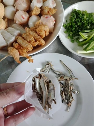 Học người Hàn cách nấu canh chả cá vừa ngon vừa đẹp đổi món cho cả nhà - Ảnh 3.