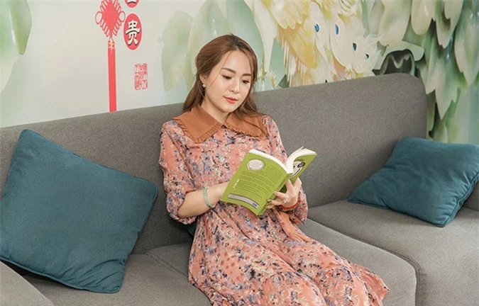 Thời gian này, khi showbiz Việt đóng băng, Ánh Linh học cách sống chậm lại bằng việc đọc sách, làm việc nhà.