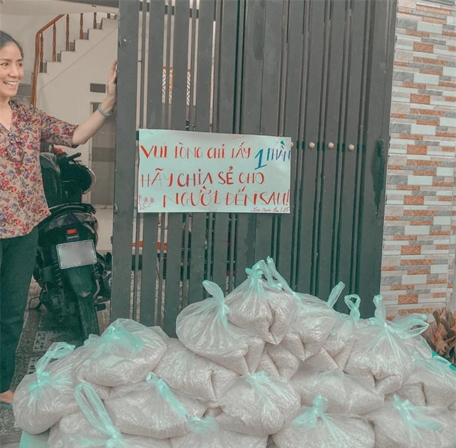 Hot girl Sài Gòn tặng 1,3 tấn gạo, tặng quà người nghèo mùa dịch Covid-19 - 2