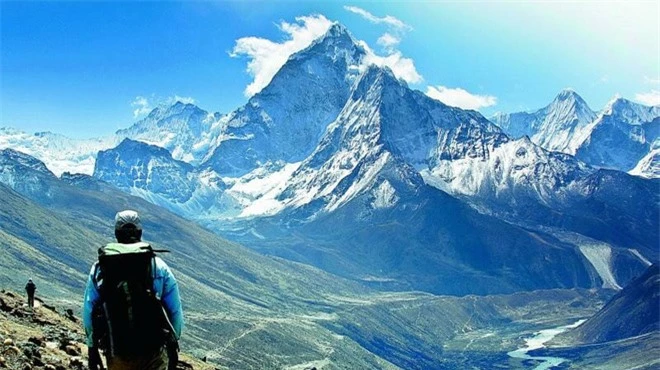 Lần đầu tiên trong suốt hơn 30 năm, người dân Ấn Độ có thể nhìn thấy dãy Himalaya hùng vĩ từ xa do tác động của dịch Covid-19 - Ảnh 1.