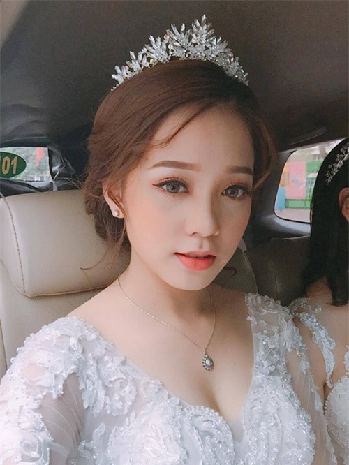 Lek Chi Bridal  ĐỂ TRẺ NHƯ CÔ DÂU 16 TUỔI KHI MẶC VÁY CƯỚI DÀI TAY CHO MÙA  ĐÔNG Cô dâu xinh xắn trong hình tên Bảo mặc thử mẫu váy