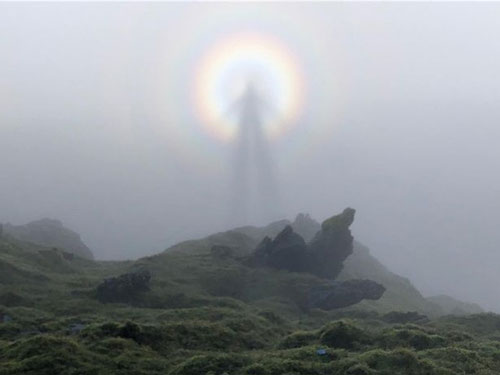 "Bóng ma hình người" xuất hiện trên đỉnh núi