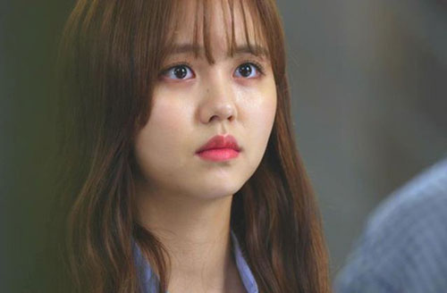 Đang dắt tay cô dâu lên lễ đường, chú rể được một người lạ nhét cho tờ giấy hé lộ bí mật của vợ